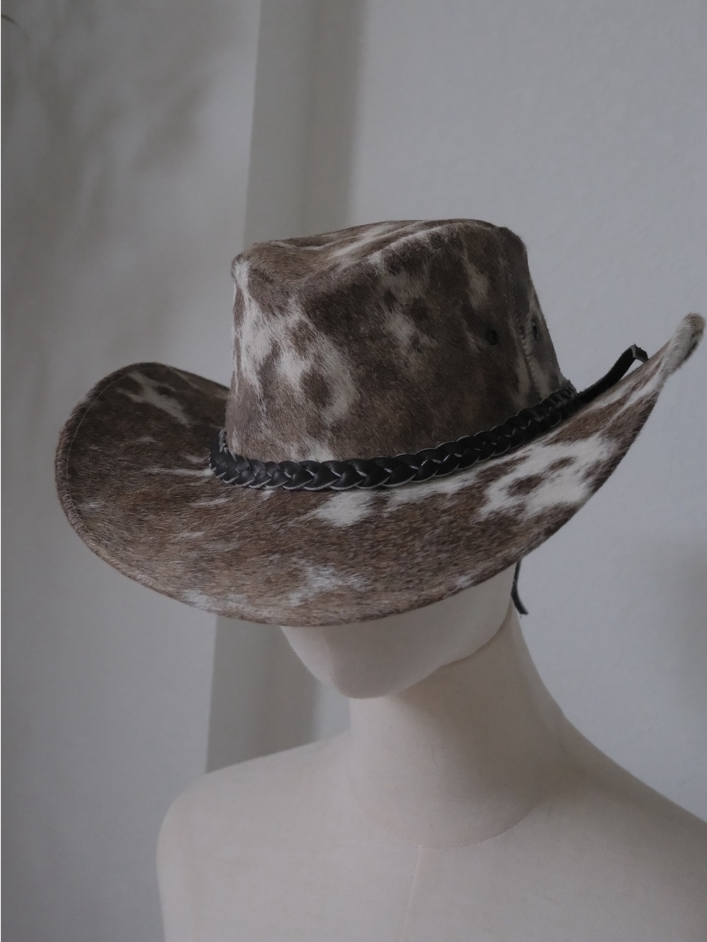 Cowhide-Pattern Women’s Genuine Leather Hat with Braided Band - Brown & White